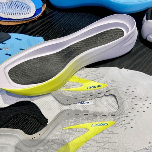 新碳板跑鞋爆料视频,性能升级，跑者新宠！”